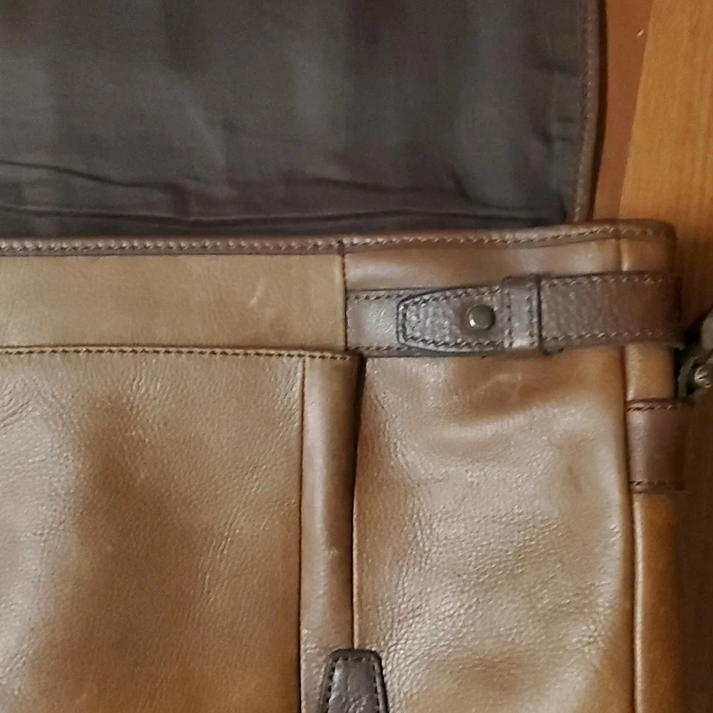 Fossil vintage leather messenger bag unisex